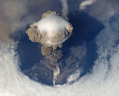 Извержение вулкана из космоса  фото