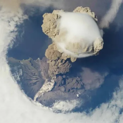 Вулканическое шоу с высоты: уникальные снимки извержения