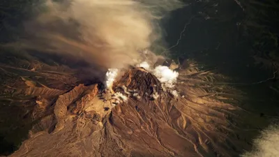 Космическое наблюдение: захватывающие моменты извержения вулкана