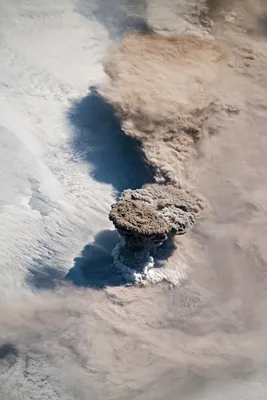 Вулкан в огне: потрясающие снимки из космической высоты