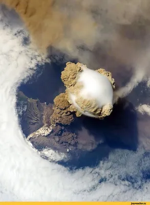 Очарование вулканов: фотографии из космоса в реальном времени
