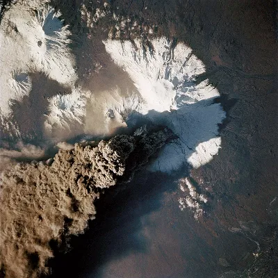 Фейерверк из лавы: вулкан на фото из космоса