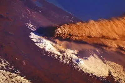 Удивительное изображение извержения вулкана