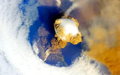 Извержение вулкана на космических снимках.