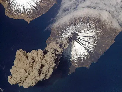 Впечатляющие кадры из космоса: вулканы.