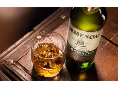 Атмосферные изображения Jameson виски в клубе или баре