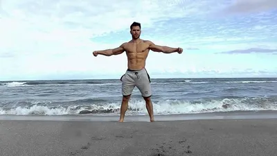 Качки на пляже: вдохновение для занятий фитнесом
