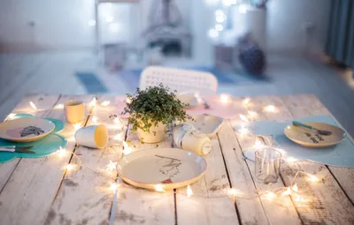 Фото: красивая сервировка праздничного стола в минималистическом стиле