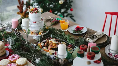 Изображение праздничного стола с яркими цветами