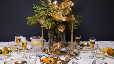 Фотка праздничного стола с кристаллической посудой
