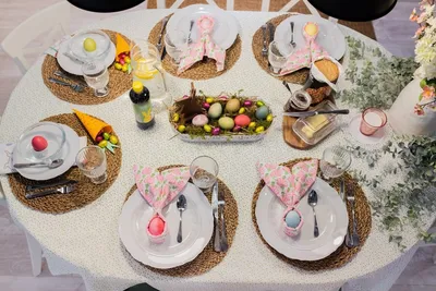 Фото праздничного стола в дизайне скандинавского стиля