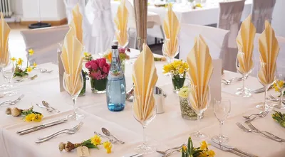 Фотография праздничного стола с использованием цветочных композиций