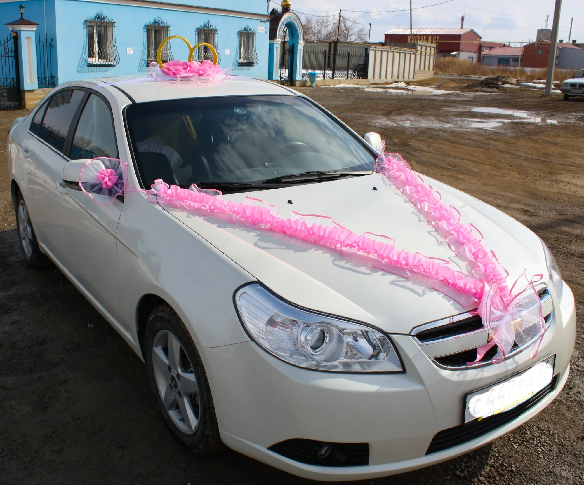 Украшение авто для свадьбы в стиле Винтаж: вдохновение на фото | Как украсить  машину на свадьбу гостям Фото №697616 скачать