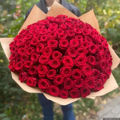 Ошеломляющее изображение удивительного букета из 101 розы