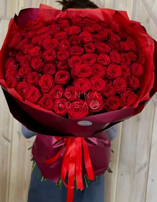 Фантастическое изображение удивительного букета из 101 розы