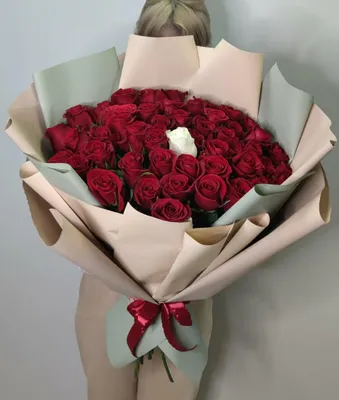 Изображение букета из 51 розы: прекрасное проявление любви