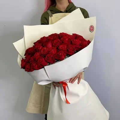 Фотография букета из 51 розы: символ счастья и любви в каждом покрове