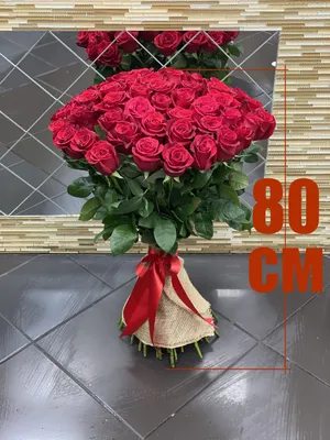 Фото букета из 51 розы: превосходство красных оттенков в одном снимке