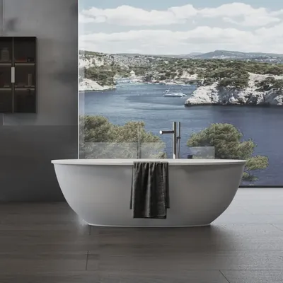 Ванная комната с каменной ванной в классическом стиле