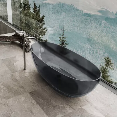 Фото каменной ванны с элегантными аксессуарами