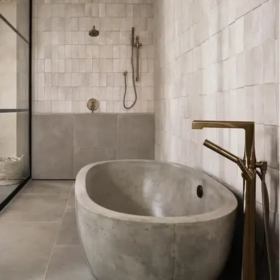Ванная комната с каменной ванной и зеркальными стенами
