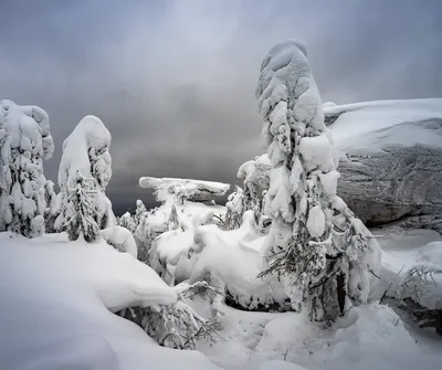 Ледяные контуры: Каменный город зимой в высоком разрешении