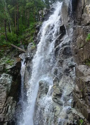 Живописный рисунок Водопада в Камышлине