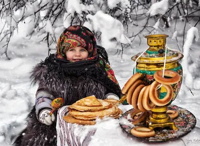 Фото с традиционными гастрономическими угощениями масленицы