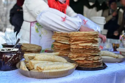 Фотографии красивых уличных украшений на масленицу