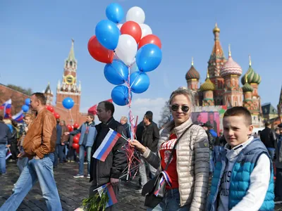 Фото весенних праздников с декорациями