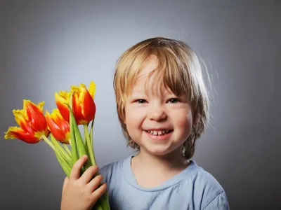 Фото с детьми на 8 марта: весенние цветы и улыбки