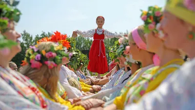 Картинки, передающие атмосферу и традиции праздника Ивана Купала.