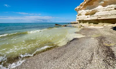 Прекрасный курортный пляж Каспийского моря на фото