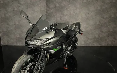 Kawasaki Ninja 650 на черном фоне - фотография для скачивания