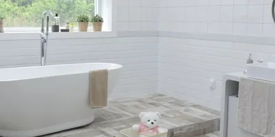 Керамогранит на стенах в ванной: фото с использованием различных размеров и форм плиток
