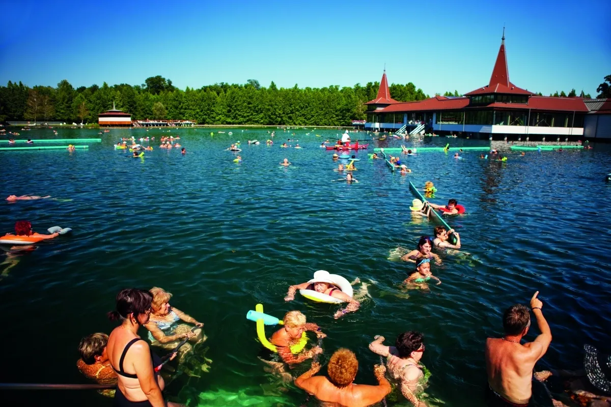 Термальная лечебная вода одного курортов венгрии содержит. Озеро Хевиз Венгрия. Озера Хевиз санатории. Купальня Хевиз. Хевиз Венгрия санатории.
