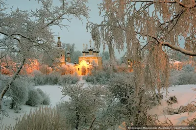 Храм зимой: Очарование снегопада в формате JPG