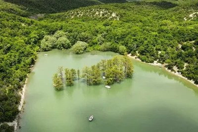 Подари своим глазам удовольствие: взгляни на Кипарисовое озеро Сукко в фотографиях