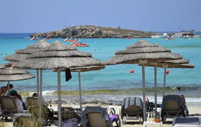 Откройте для себя великолепие Кипрского пляжа Нисси Бич на фото
