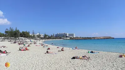 Фото Кипрского пляжа Нисси Бич: идеальное сочетание песчаных пляжей и голубого моря