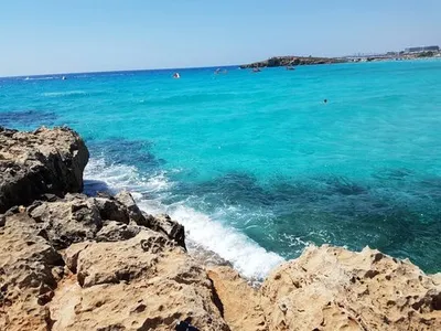 Погрузитесь в релаксацию: фотографии Кипрского пляжа Нисси Бич
