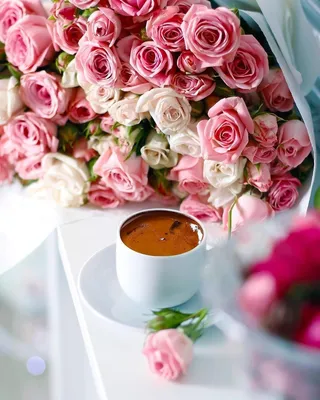 Фото с ароматным кофе и красивыми розами