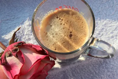 Идеальная гармония: розы и кофе на фото