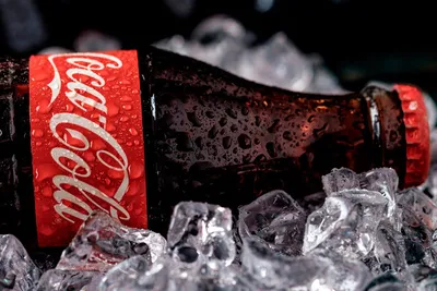 Фотография Coca-Cola в руке: скачивайте WebP формат