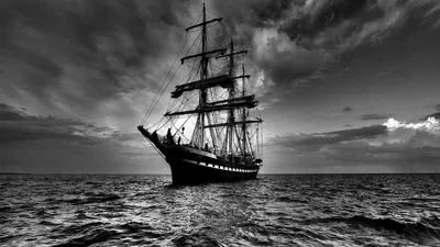 Фотофакт: Импозантный корабль смело покоряет волны