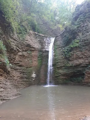 Удивительное фото с косичками на водопаде