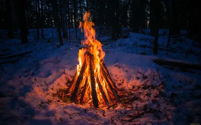 Картинка с огненным зимним костром: Стрельба искрами в холоде