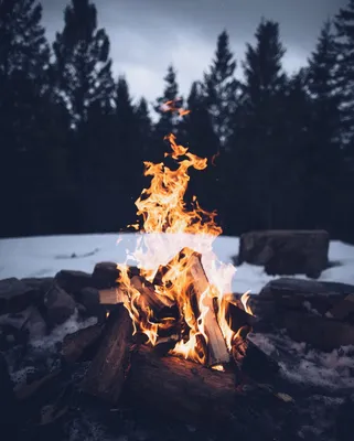 Фотография зимнего костра: Огненные отражения на белом фоне