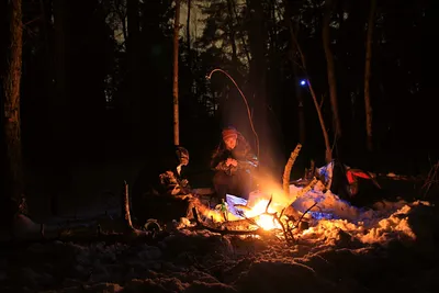 Изображение костра в зимний вечер: Магия огня в снежной стуже