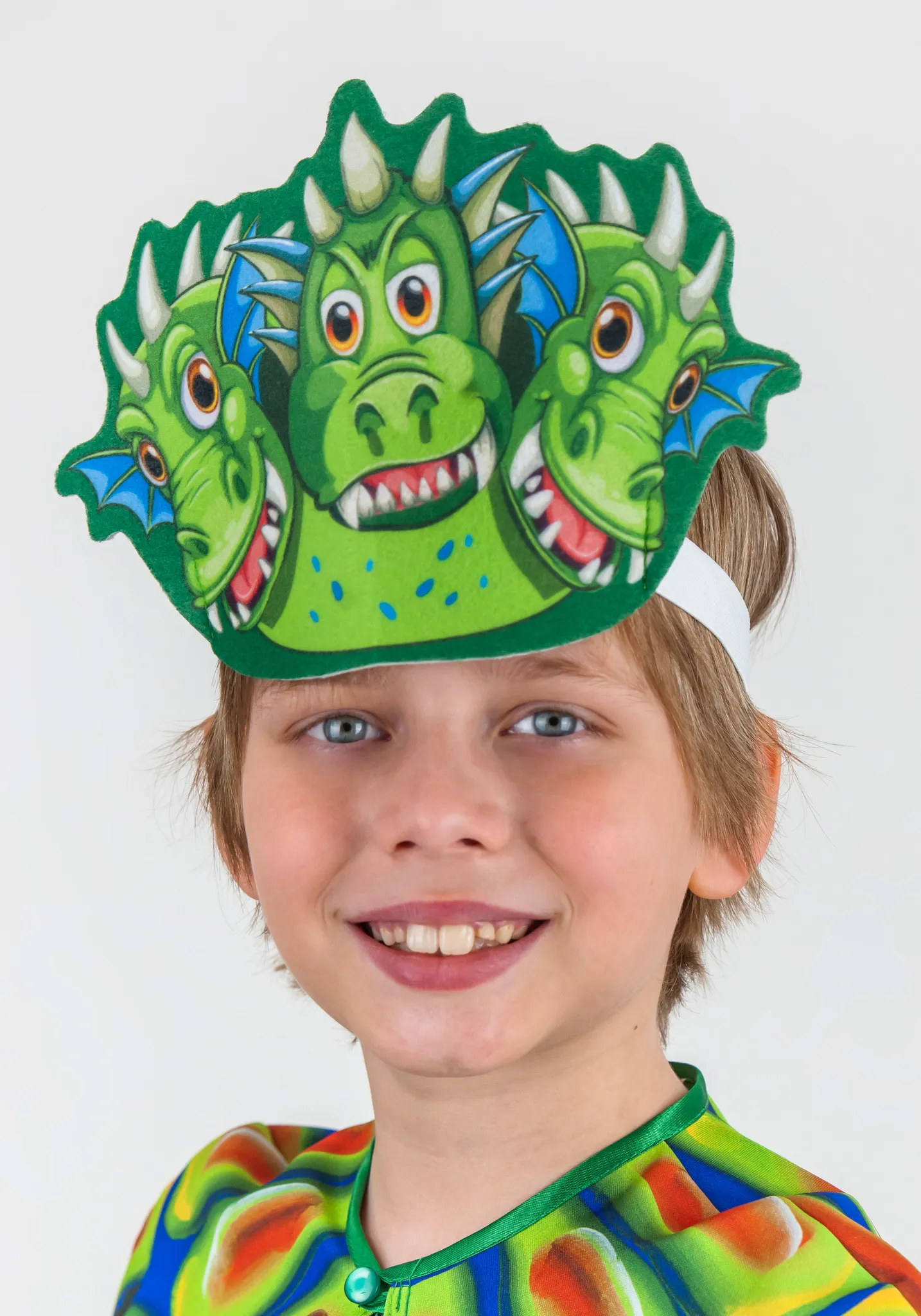 Шоу маска горыныч 7 выпуск. Змей Горыныч маска. Дети в карнавальных костюмах змея. Карнавальная маска змеи. Маска дракона.